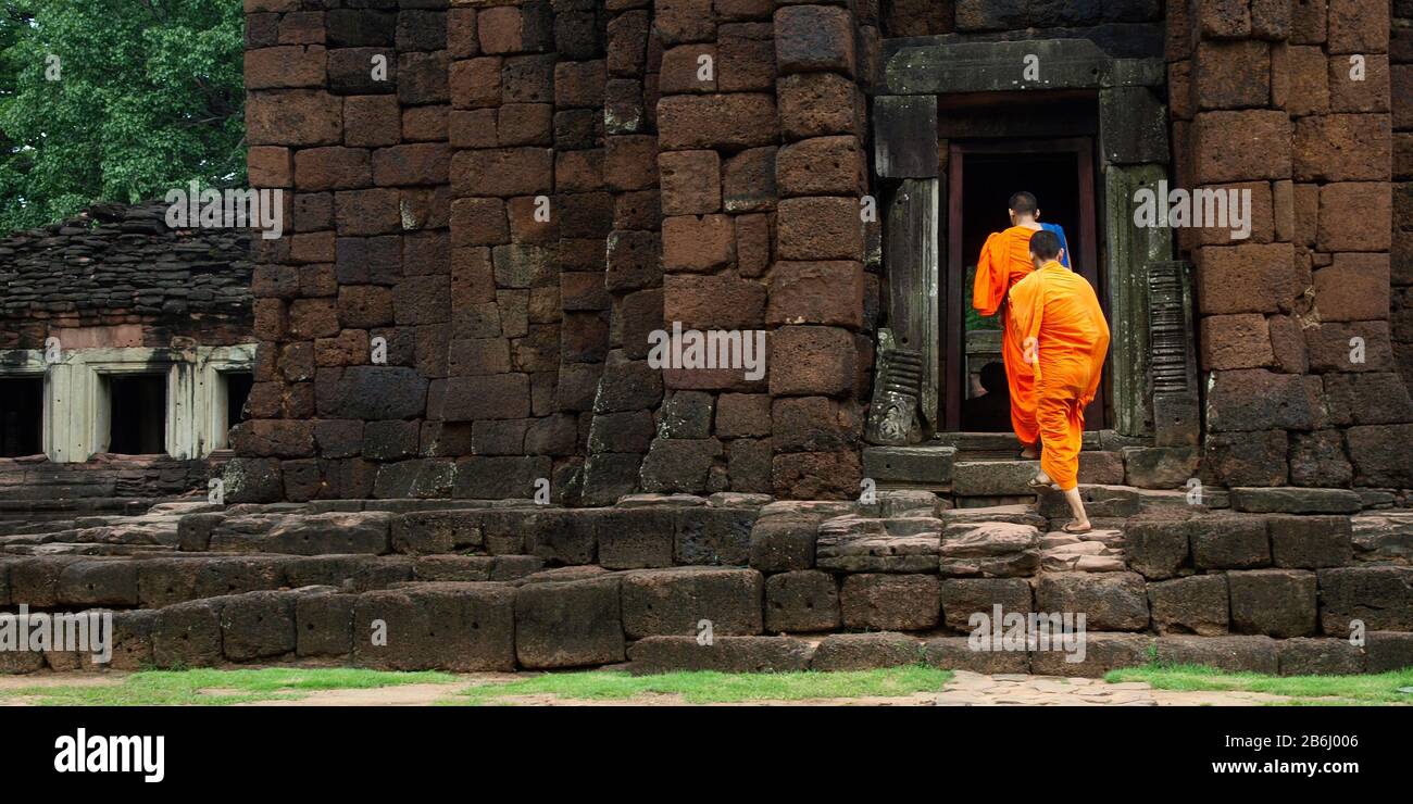 Im buddhistischen Tempel kommende Mönch Stockfoto