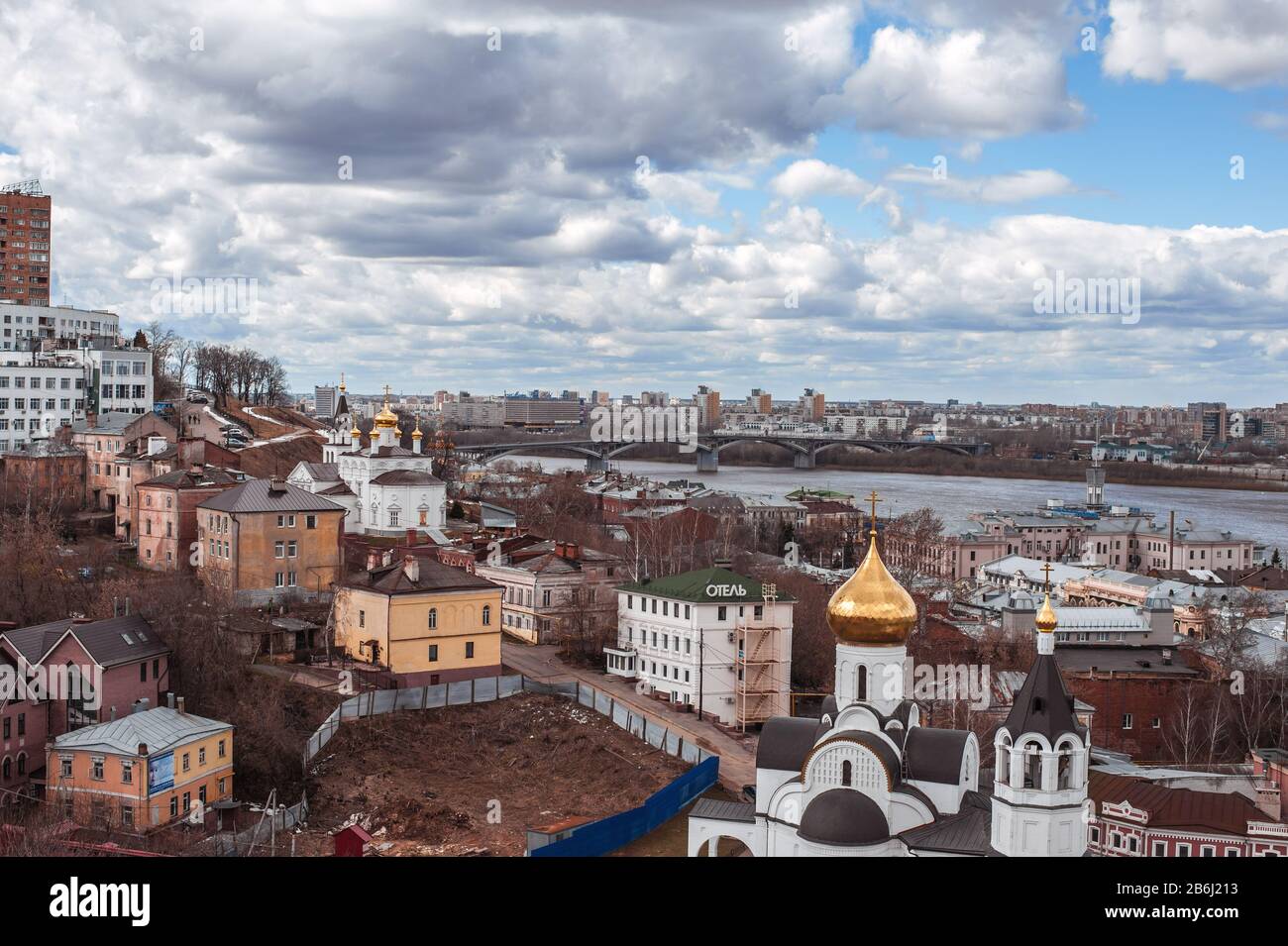 Blick auf Gebäude in Nischni Nowgorod, Kanavinski-Brücke und Grebnevski-Kanal Stockfoto