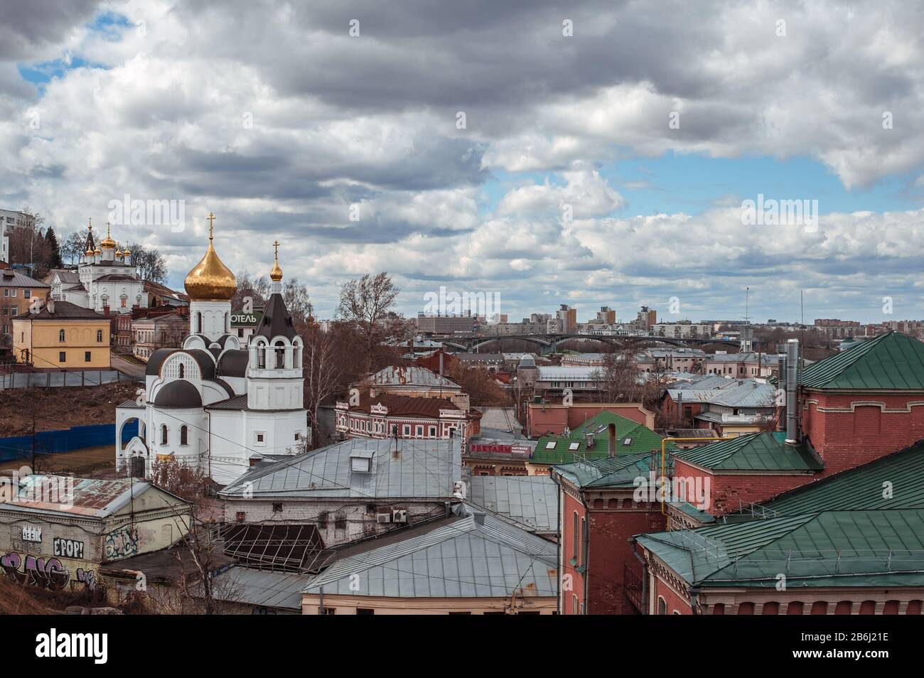 Nischni NOWGOROD, RUSSLAND - 23. APRIL 2017: Blick auf Wolga River Bed and Breakfast N.A. Bugrov und Kirche zu Ehren der Ikone der Kasaner Mutter von Go Stockfoto