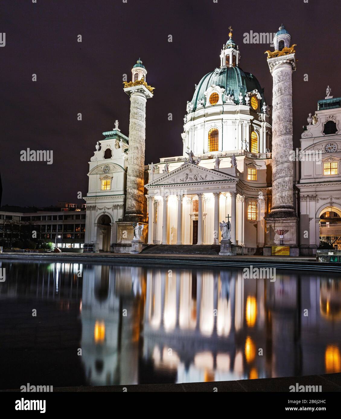 24. MÄRZ 2017, WIEN, ÖSTERREICH: Karlskirche nachts mit Beleuchtung Stockfoto