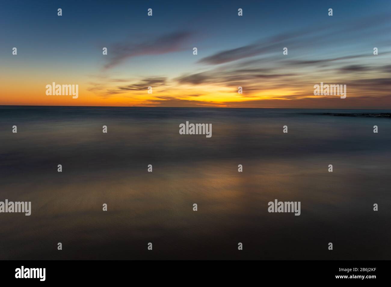 Schöner Himmel über dem Ozean vor Sonnenaufgang Stockfoto