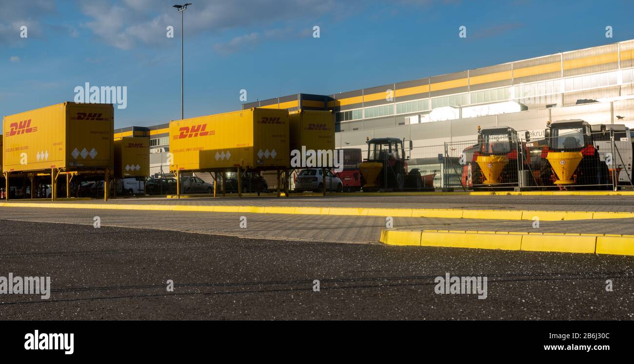 Container am DHL-Containerterminal im Amazon Logistikzentrum in Polen.Sczecin, Polen-März 2020. Stockfoto