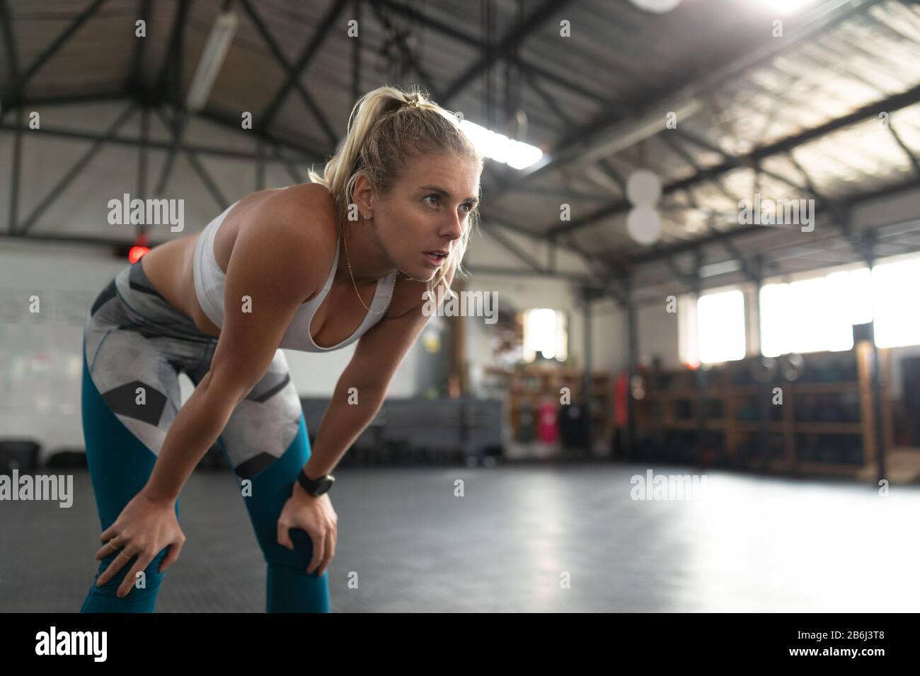 Sportliche Frau im Cross-Training-Fitnessstudio Stockfoto