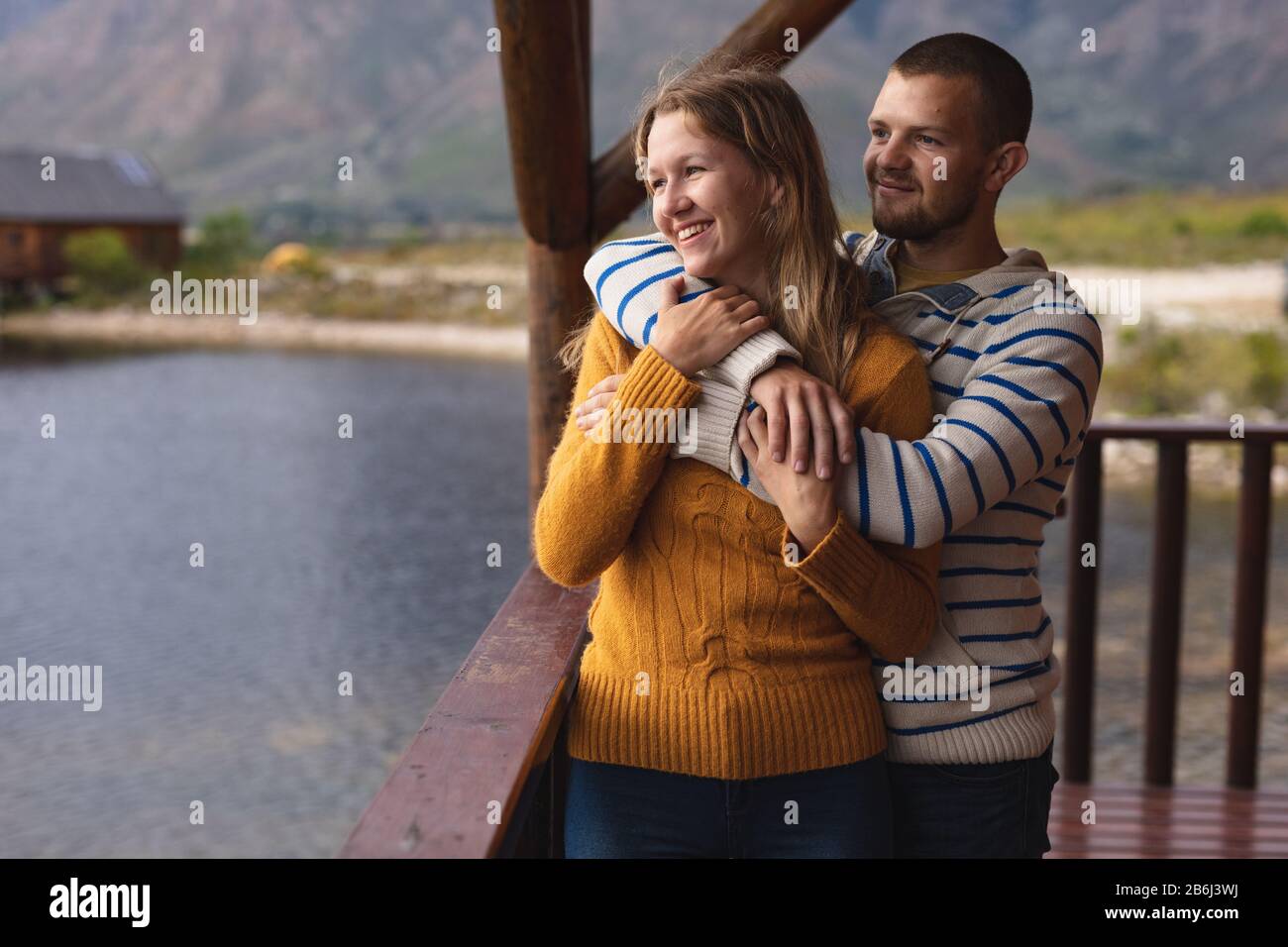 Kaukasische Paare beobachten die Aussicht und kuscheln Stockfoto