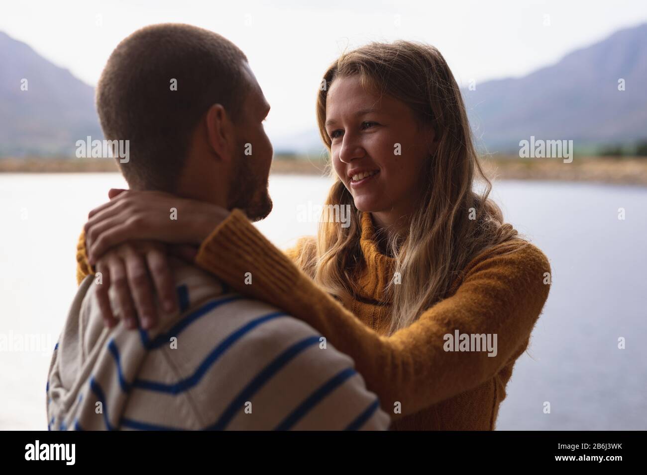 Kaukasische Paare kuscheln draußen Stockfoto