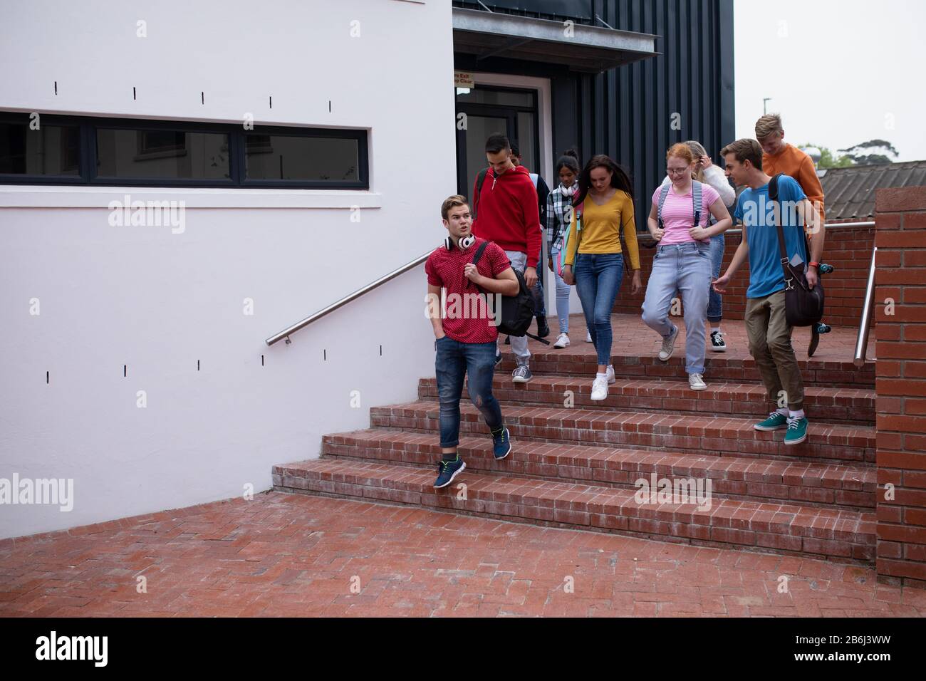 Seitenansicht der Schüler, die nach dem Unterricht aussteigen Stockfoto