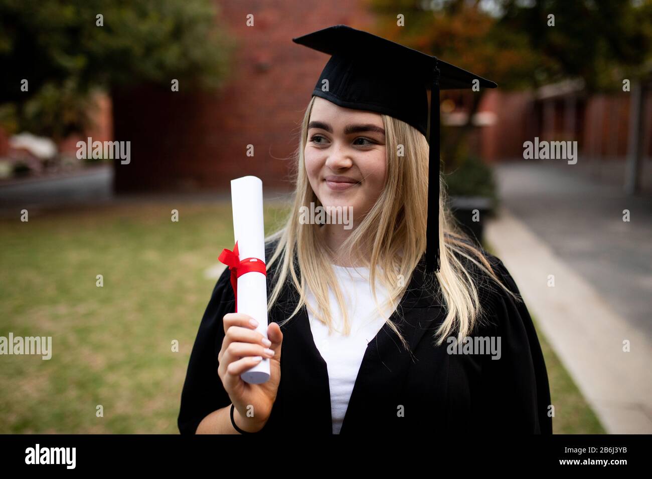 Vorderansicht des Studenten, der gerne graduiert wird Stockfoto