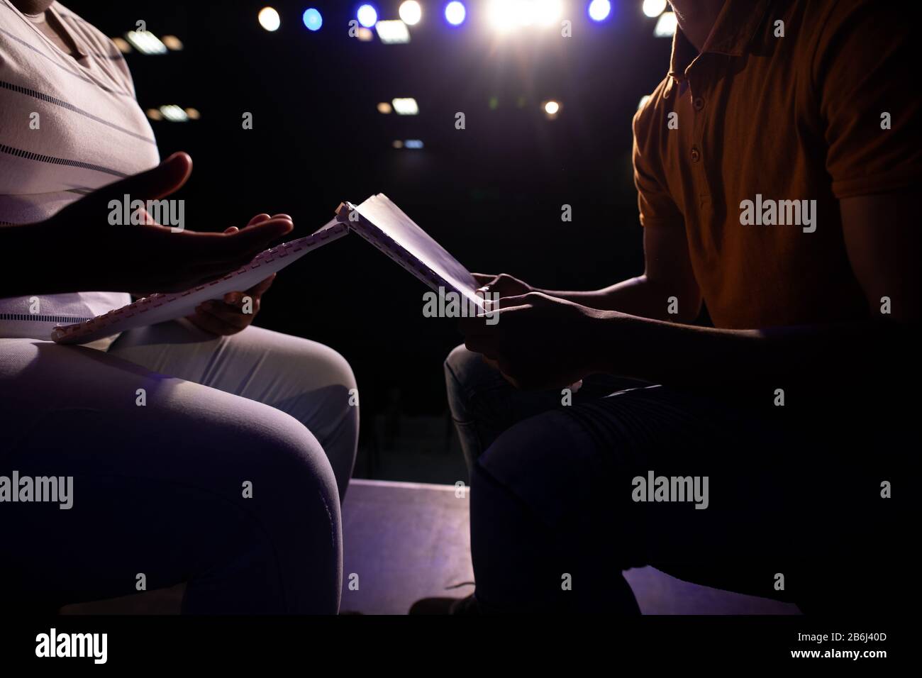 Seitenansicht der Studenten, die in einem Theater üben Stockfoto