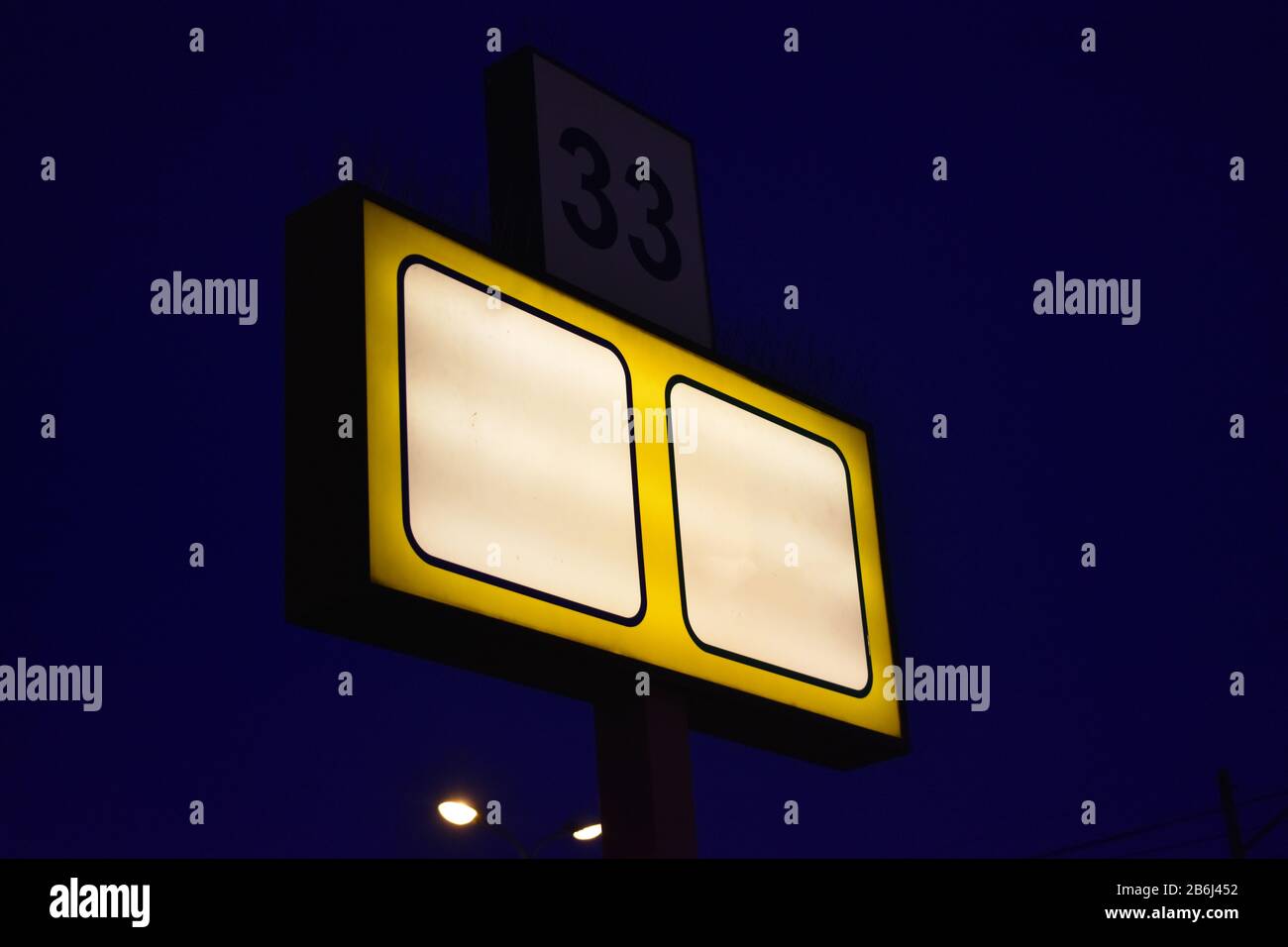 Leere Neon-Straßenschild in der Nacht Stockfoto