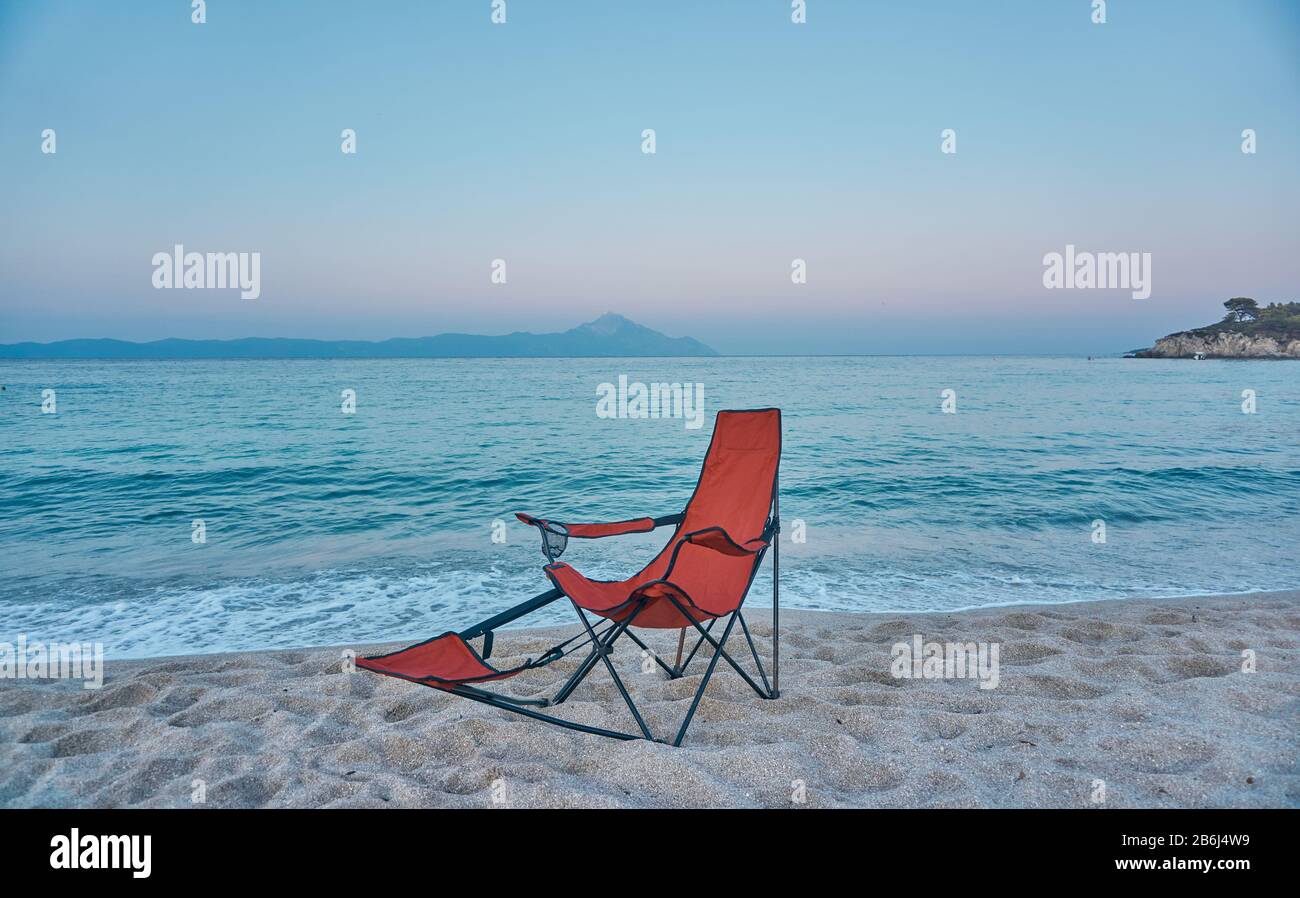 Camping-Stuhl am Meer bei Sonnenuntergang Stockfoto
