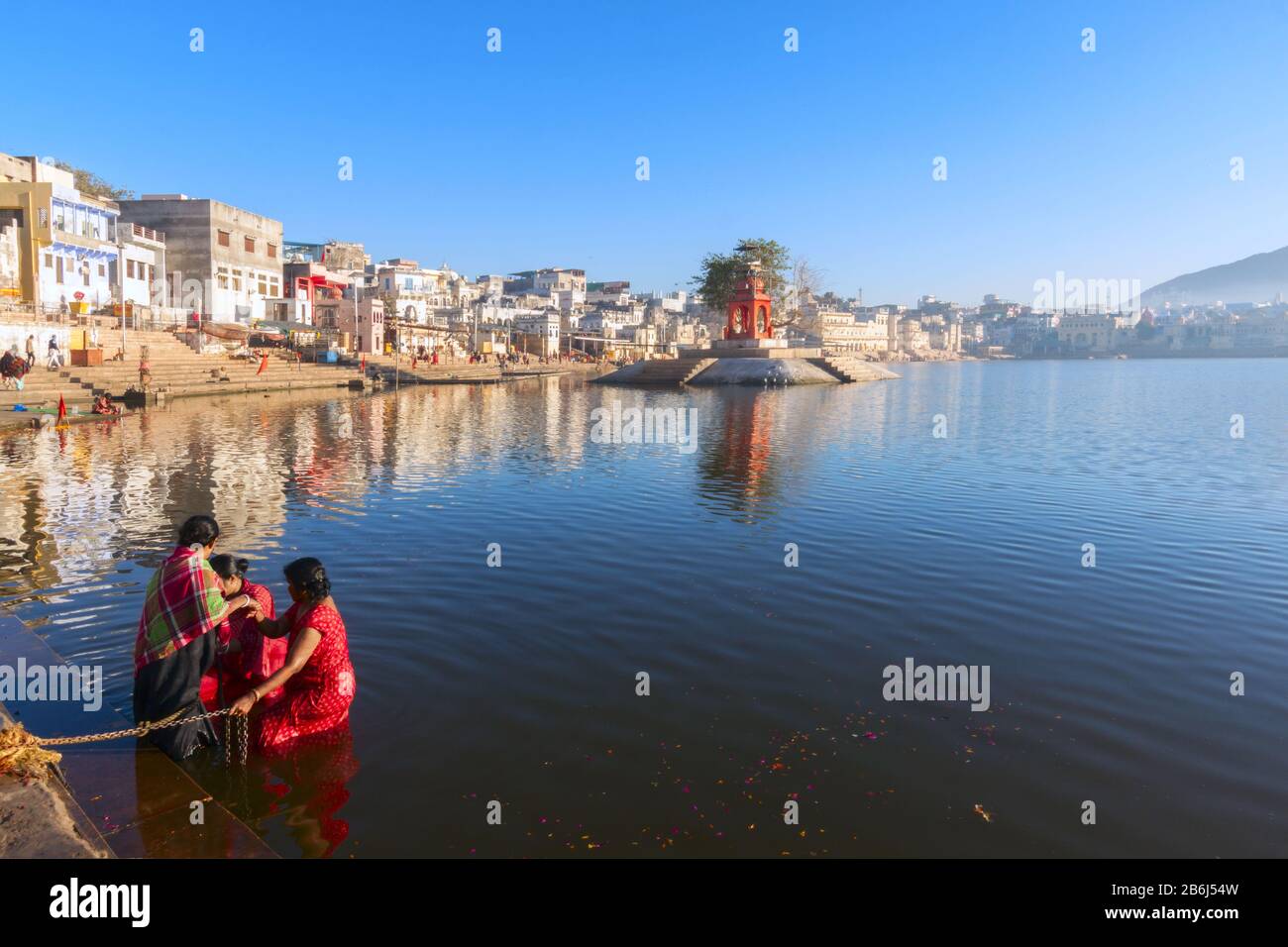 Hindu-Pilger, die in der Nähe des heiligen Sees in Puschkar, Indien, spazieren und beten. Puschkar ist eine Stadt im Distrikt Ajmer im Bundesstaat Rajasthan. Stockfoto