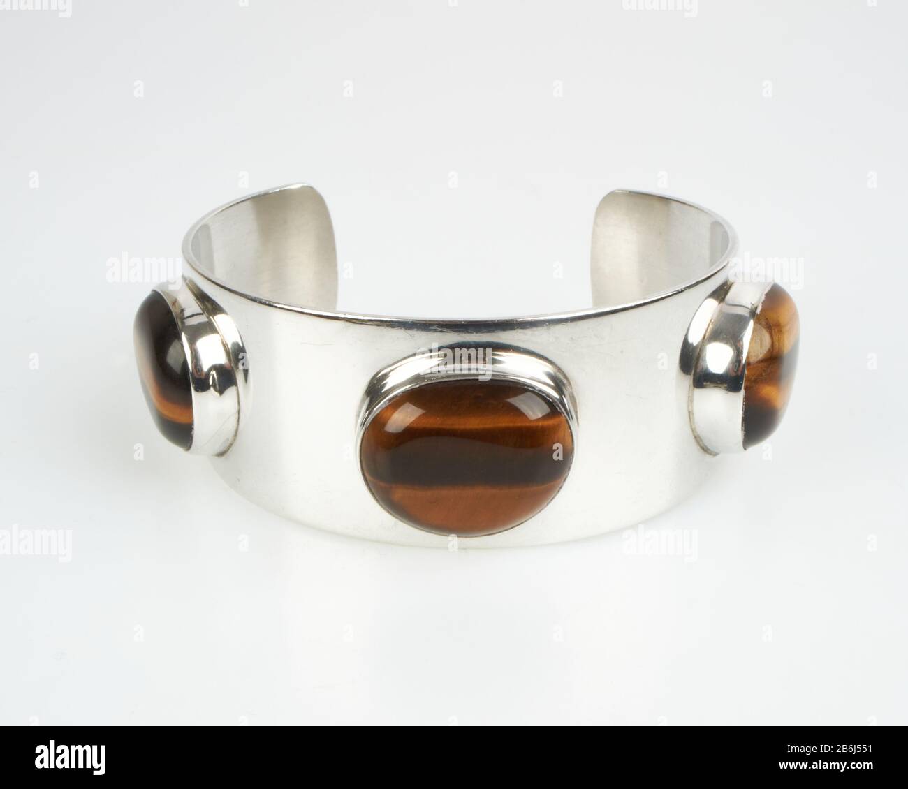 Arne Johansen Modernist Silver Cuff Armband Set mit Tiger-Augen im Jahrgang 1960-70er Jahre. Stockfoto