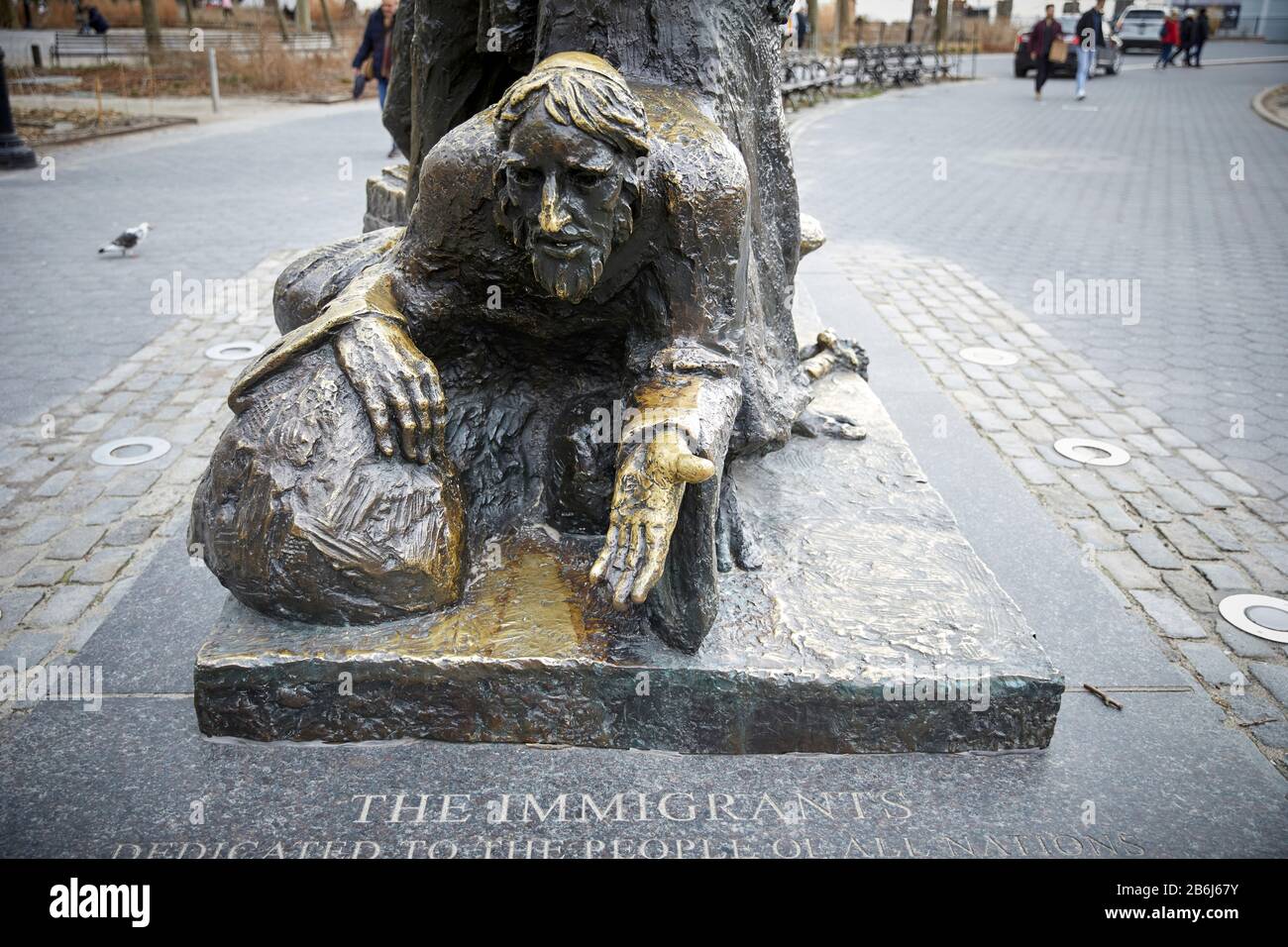 New York City Manhattan Battery Park Die Einwandererstatue aus Bronze des Bildhauers Luis Sanguino aus dem Jahr 1973 Stockfoto