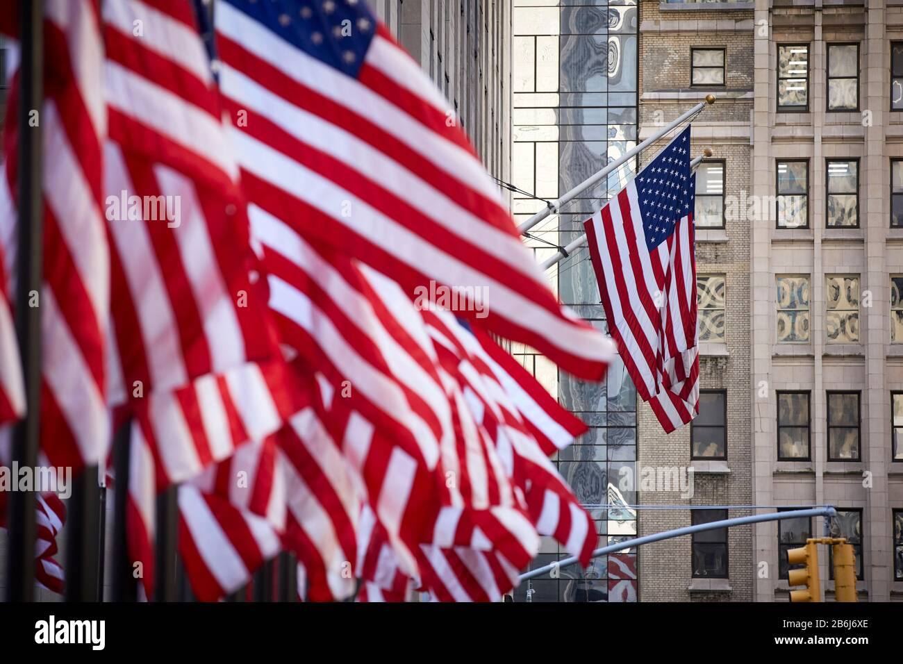 New York City Manhattan zahlreiche amerikanische Starts und Streifen Flaggen auf Fahnenmasten im Rockefeller Center Stockfoto