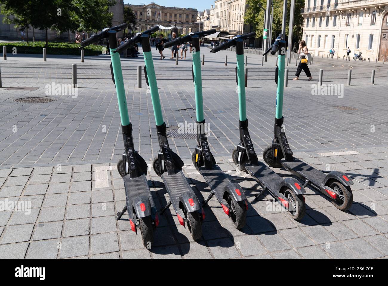 Bordeaux, Aquitanien / Frankreich - 11 07 2019 : Elektro-Roller auf der Straße des Stadtzentrums geparkt Stockfoto