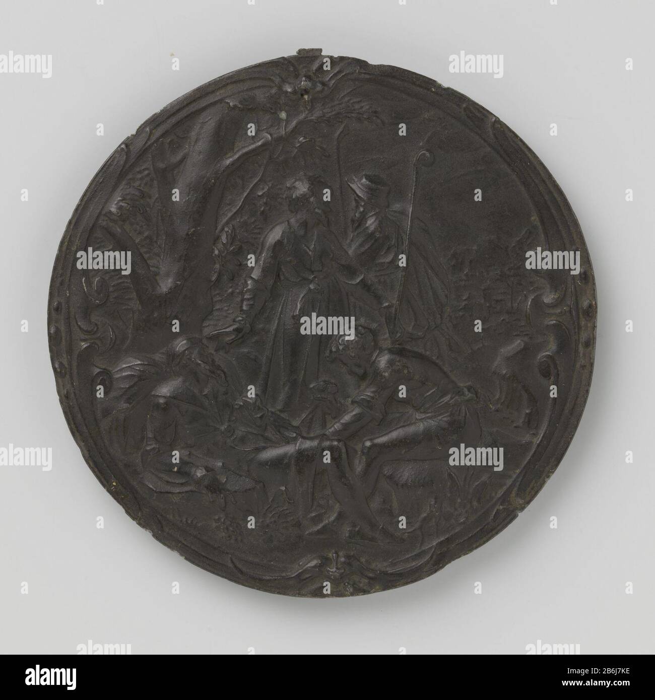 Die Schande von Noah Ronde, loden plaquette, omgeven door een Rand met rolwerkmotieven en en maskers. De slapende Noach, een druiventros in de rechterhand, ligt ter linkerzijde, het hoofd steunende tegen een zak, aan de voet van een zware boomstam. Voor hem een van zijn zonen, zittend op een rotsblok. Achter Saum de beide ander, met afgewend gelaat. Recht een landschap met gebouwen en bergen in de verte. Hersteller : plaquettemaker: Arent van Bolten (toegeschreven aan)Plaats Herstellung: Noordelijke Nederlanden dating: CA. 1600 - ca. 1625 Material: Lood Techniek: Gieten Abmessungen: D 16,8 cm. × Stockfoto