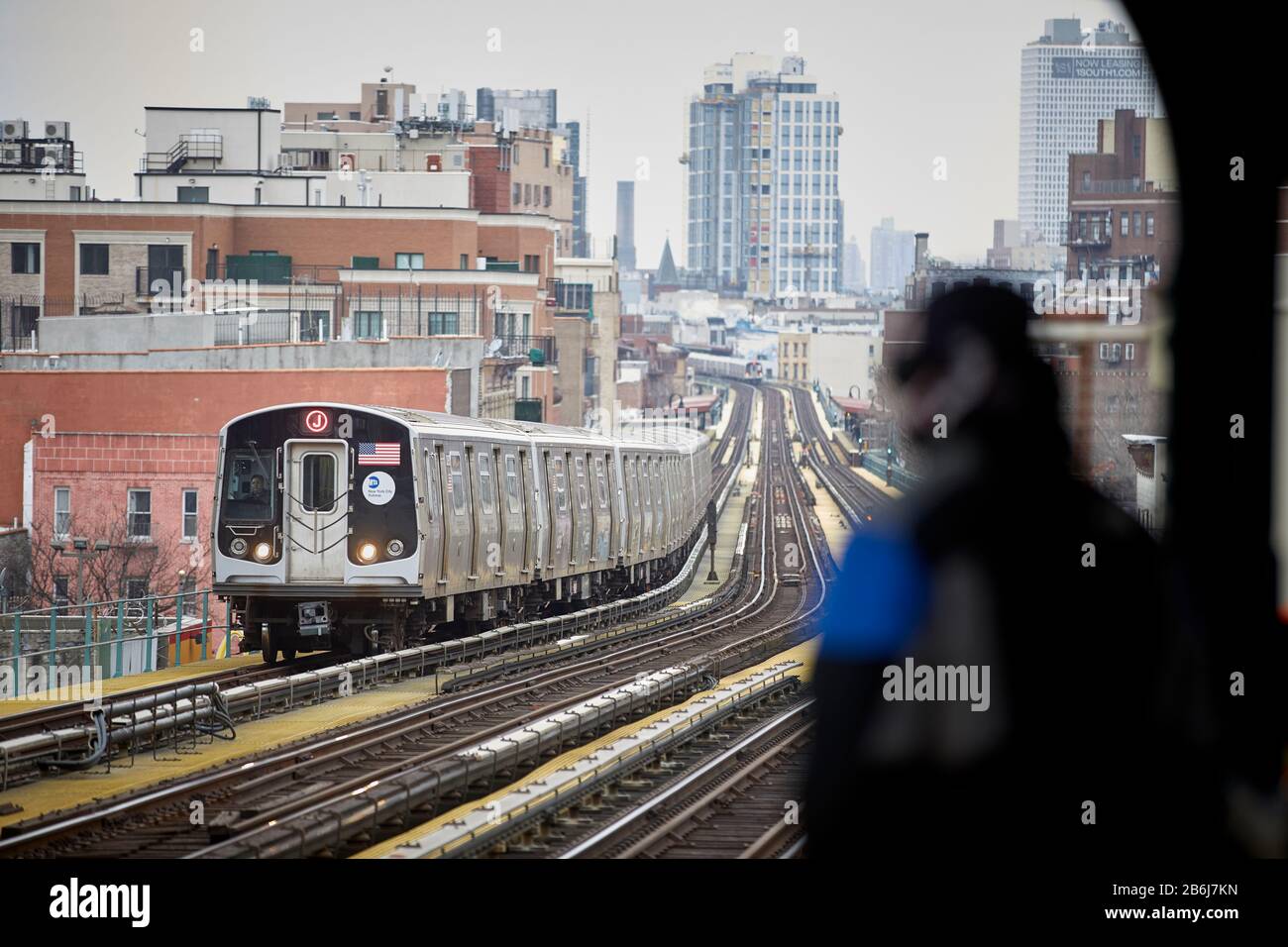 New York Borough Brooklyn Bushwick Nachbarschaft Flushing Avenue U Bahn Station Uber Der Strasse J Zug Stockfotografie Alamy
