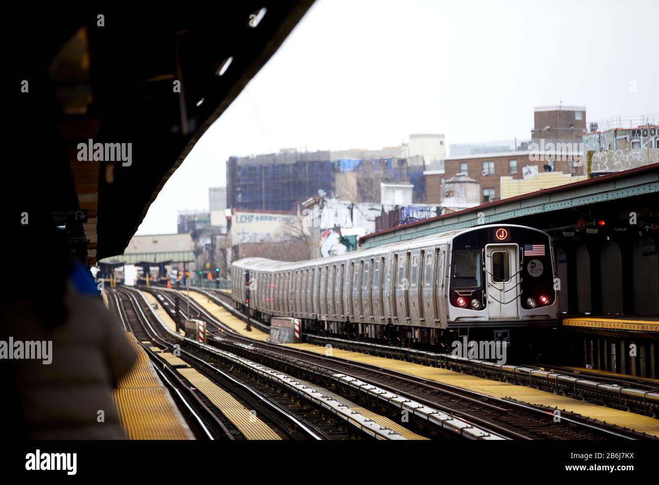 New York Borough Brooklyn Bushwick Nachbarschaft Flushing Avenue U Bahn Station Uber Der Strasse J Zug Stockfotografie Alamy