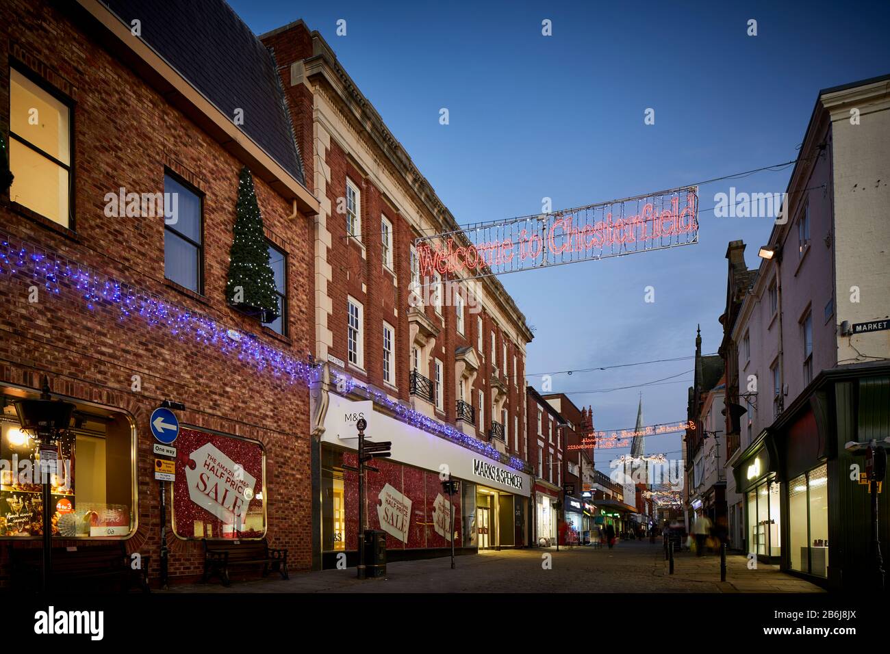 Chesterfield, Derbyshire, schief verdrehte Turmspitze entlang der Burlington-Straße, die zur High Street führt Stockfoto