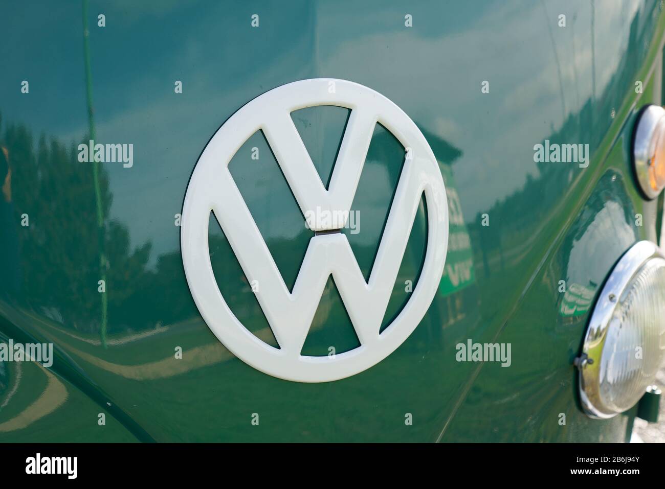 Bordeaux , Aquitanien / Frankreich - 10 23 2019 : volgewarden VW-Logo Autobus Volkswagen Auto Badge auf Oldtimer-Fahrzeug Stockfoto