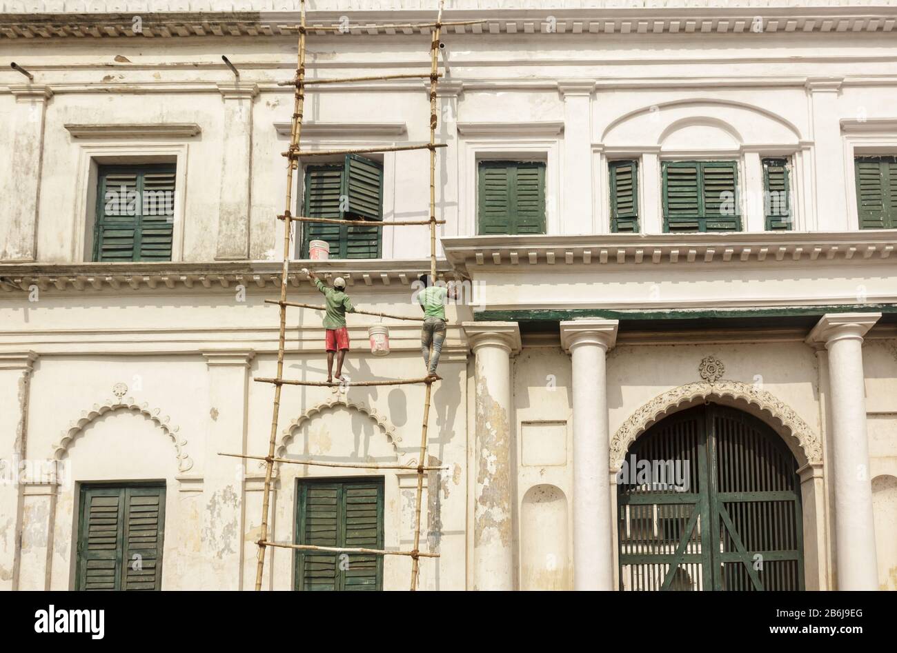 Murshidabad, Westbengalen/Indien - Januar 15 2018: Maler arbeiten an der Außenfassade des Nizamat Imambara. Stockfoto