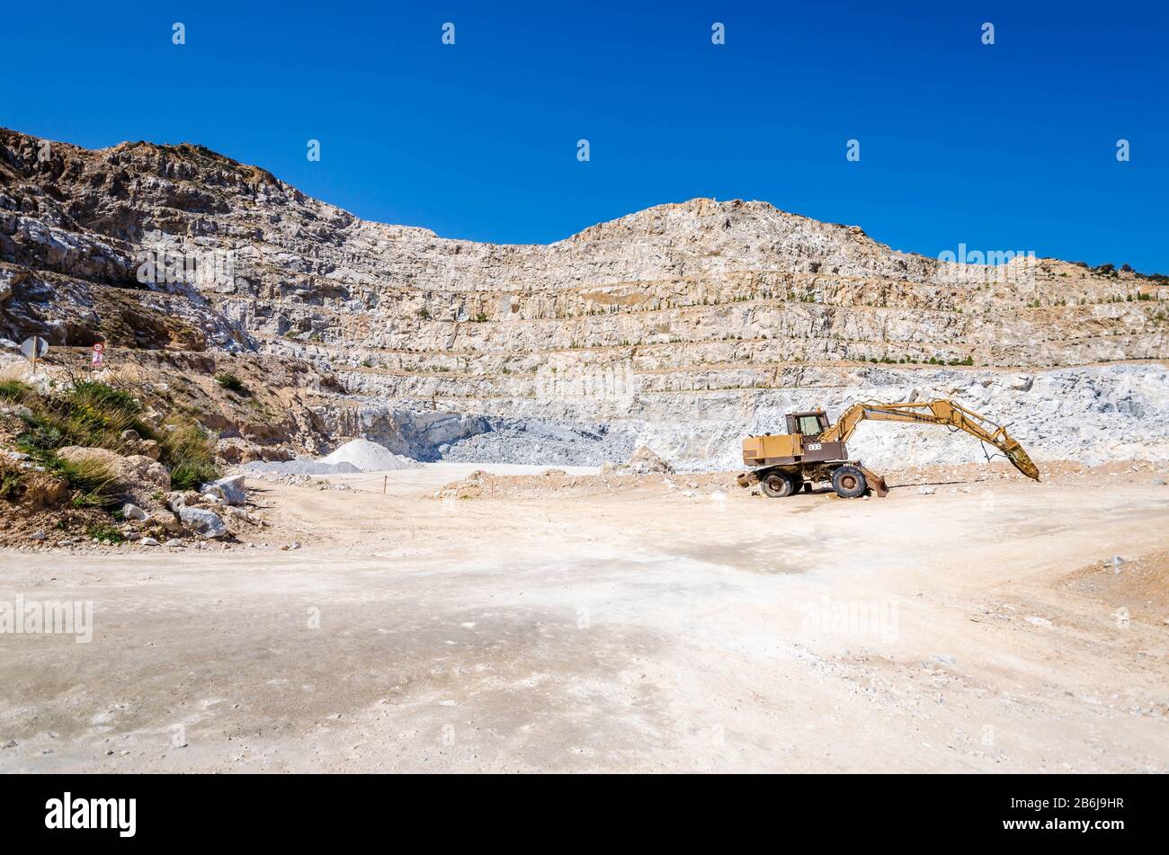 Panoramablick auf den Tagebau mit Bagger bei der Arbeit .Kalksteinabbau. Stockfoto