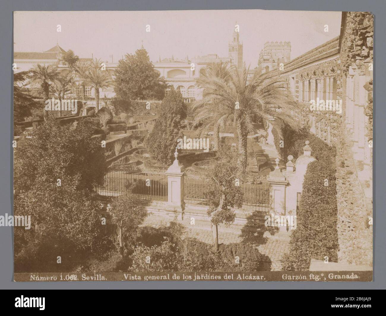 Der Garten des Königspalastes in Sevilla Vista General de los Jardines del Alcazar (Titelobjekt) Der Garten des Königlichen Palastes in Sevilla.Vista General de los Jardines del Alcazar (Titelobjekt) Objekttyp: Fotos Artikelnummer: RP-F16035 Aufschriften/Marken: Titel, Nachschrift, gedruckt: "Numero 1062 Sevilla.Vista General de los jardines del Alcazar" Hersteller: Fotograf: Rafael Garzón (Listed Property) Ort Herstellung: Granada Datum: 1880 - 1920 Physikalische Merkmale: Albumdruckmaterial: Papiertechnik: Albumin Druckabmessungen: Foto: H 156 mm × W 208 mm Betreff: Garde Stockfoto