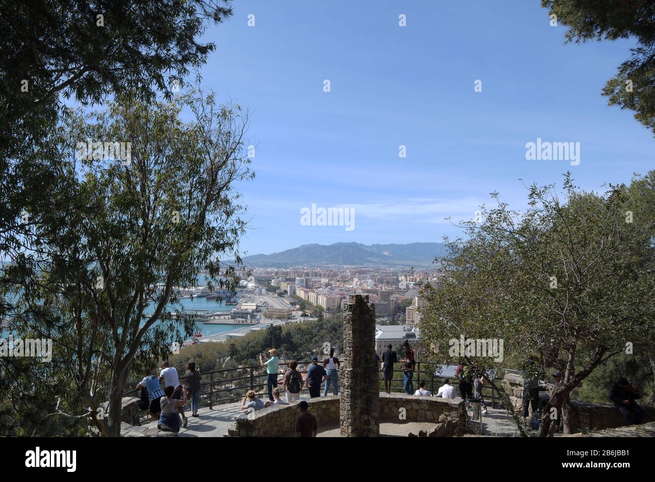 Touristen auf der Aussichtsplattform Gibralfaro, Malaga, Spanien Stockfoto