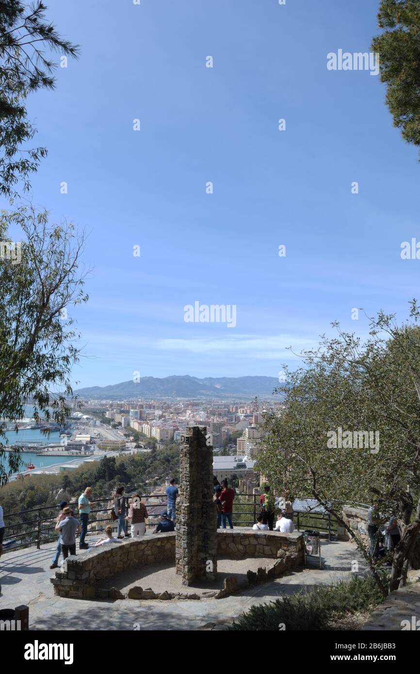 Touristen auf der Aussichtsplattform Gibralfaro, Malaga, Spanien Stockfoto