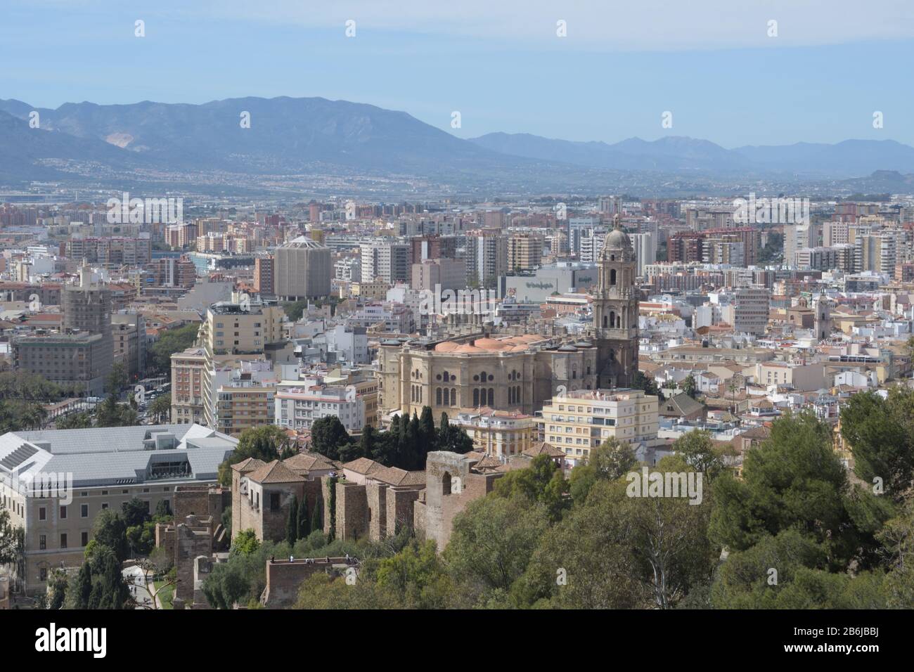 Alte Mauern der Festung Alcazaba und der Kathedrale von Málaga von Gibralfaro Stockfoto