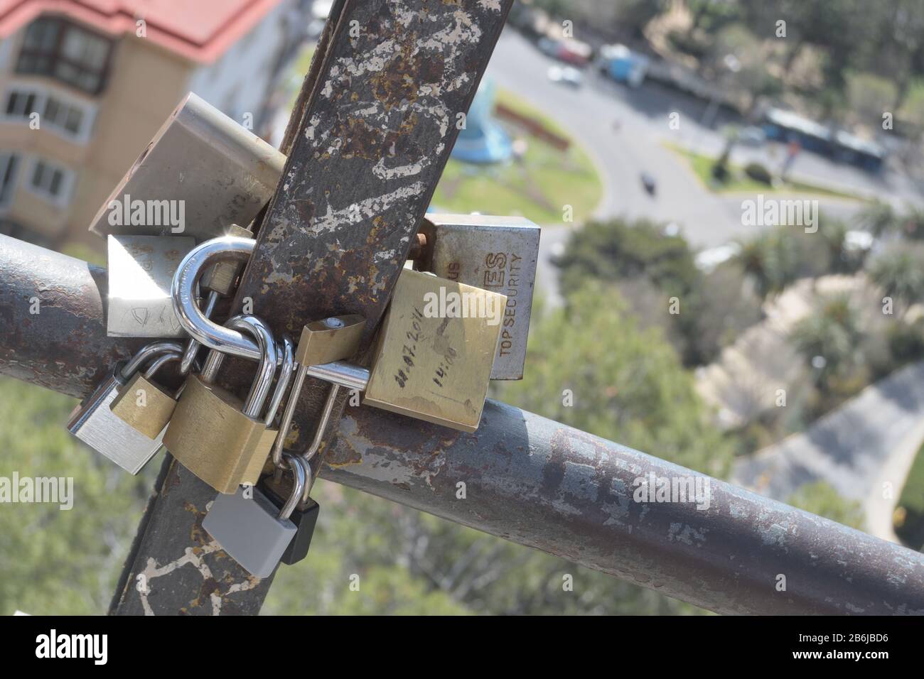 Vorhängeschlösser mit Namen von Paaren in der Liebe Stockfoto