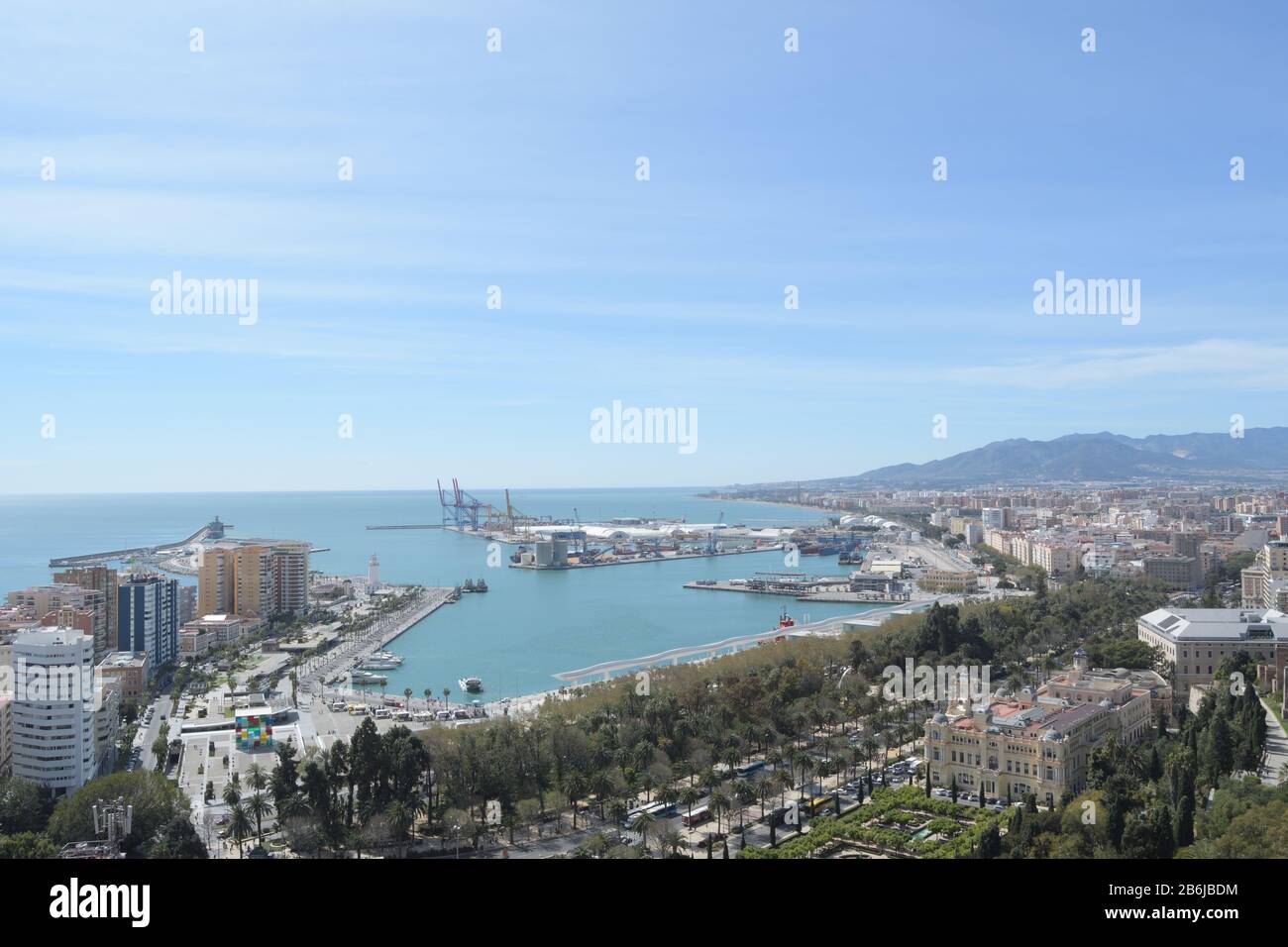 Landschaft des Hafens von Malaga vom Aussichtspunkt Gibralfaro, Malaga, Spanien Stockfoto