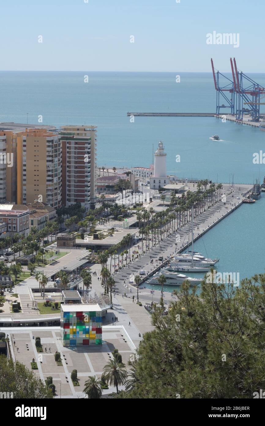 Hafen von Malaga und Museum Pompidou vom Aussichtspunkt Gibralfaro, Malaga, Spanien Stockfoto