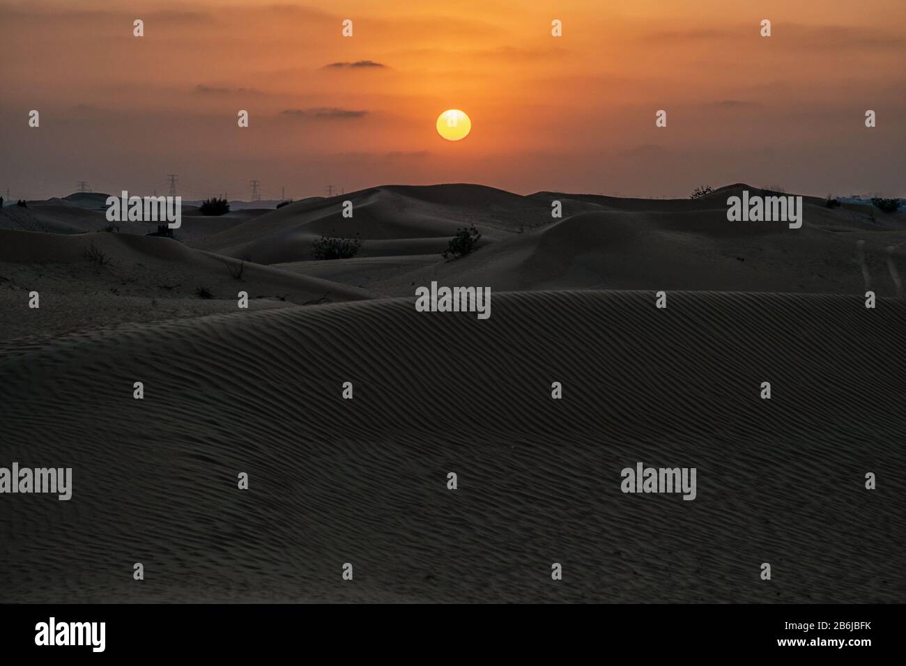 Sonnenuntergang über der Wüste in der Nähe von Dubai Stockfoto