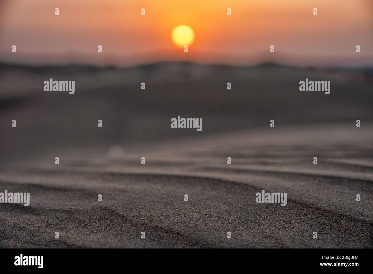Sonnenuntergang über der Wüste in der Nähe von Dubai Stockfoto
