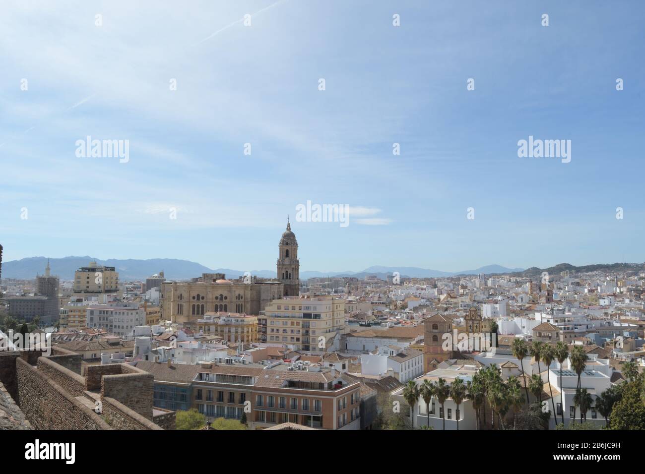 Kathedrale und Stadt von Málaga vom Aussichtspunkt Alcazaba aus ein sonniger Tag, Malaga, Spanien Stockfoto