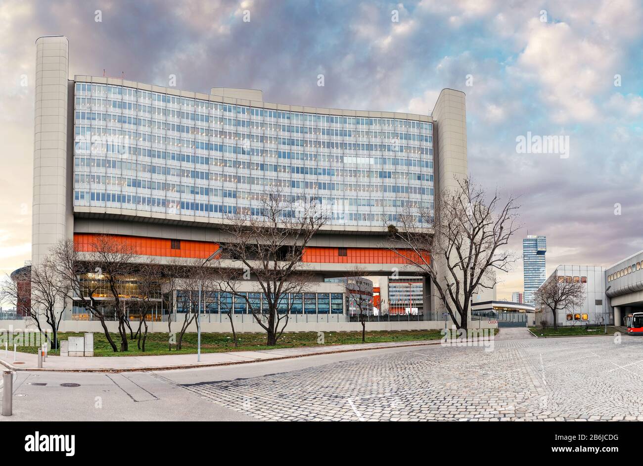 Wien, ÖSTERREICH, 22. MÄRZ 2017: UNO oder Unated Nation City Tower in Wien, Panoramaaufnahme Stockfoto