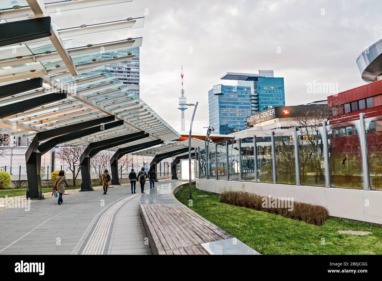 Wien, ÖSTERREICH, 22. MÄRZ 2017: Riesiges modernes Visier schmückt den Eingang zum Gebäude des Austria Centers in Donaucity Stockfoto