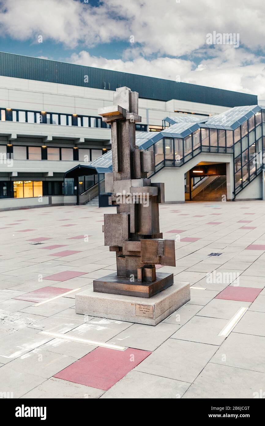 Wien, ÖSTERREICH, 22. MÄRZ 2017: Kunstobjekt heißt große Skulptur von dem Autor Fritz Wotruba im Wiener Bezirk Donaucity Stockfoto