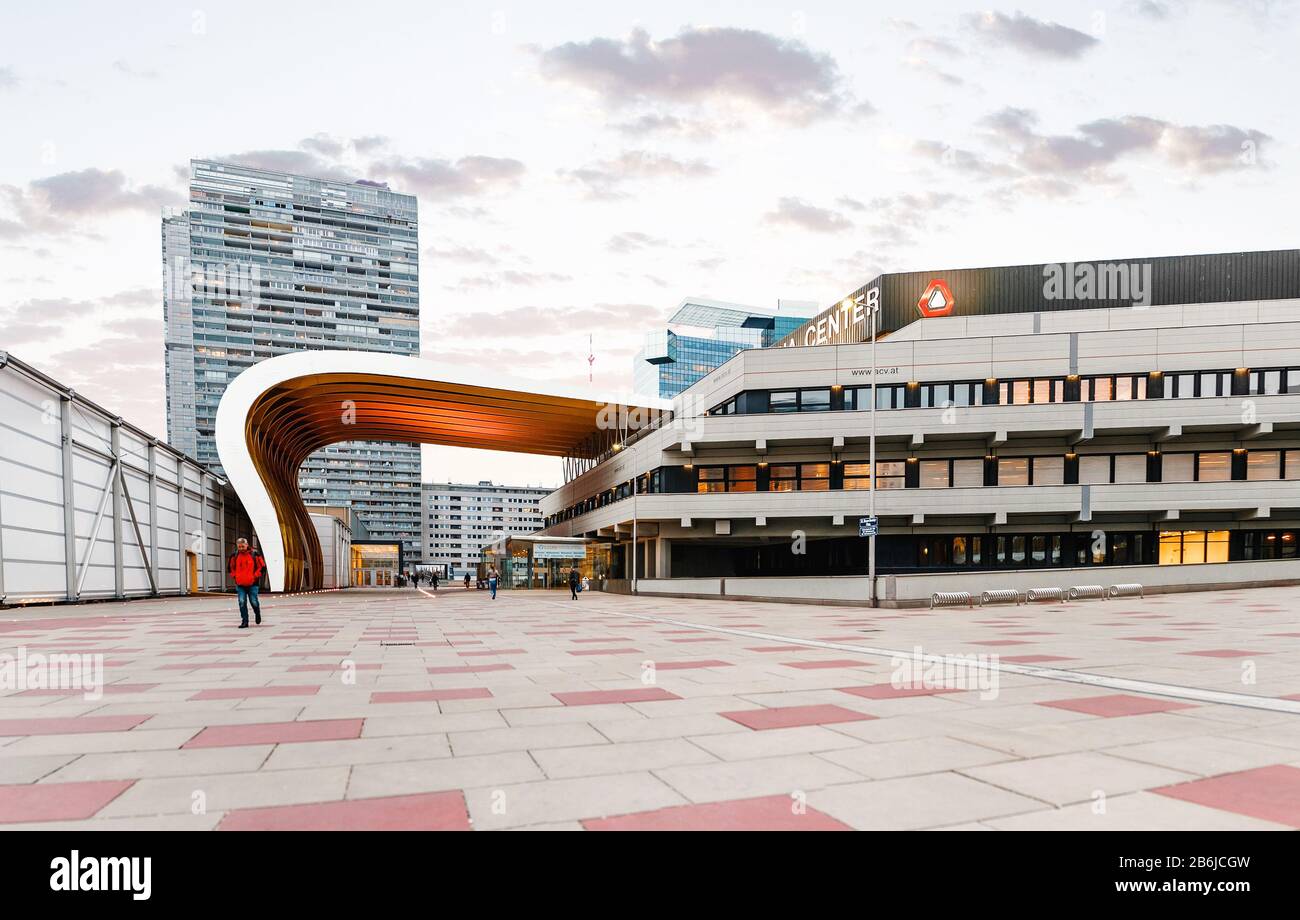 Wien, ÖSTERREICH, 22. MÄRZ 2017: Riesiges modernes Visier schmückt den Eingang zum Gebäude des Austria Centers in Donaucity Stockfoto