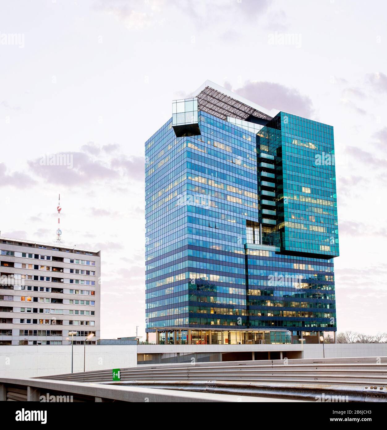 Wien, ÖSTERREICH, 22. MÄRZ 2017: Hohe moderne Wolkenkratzer im Wiener Internationalen Stadtzentrum im 22. Bezirk Stockfoto
