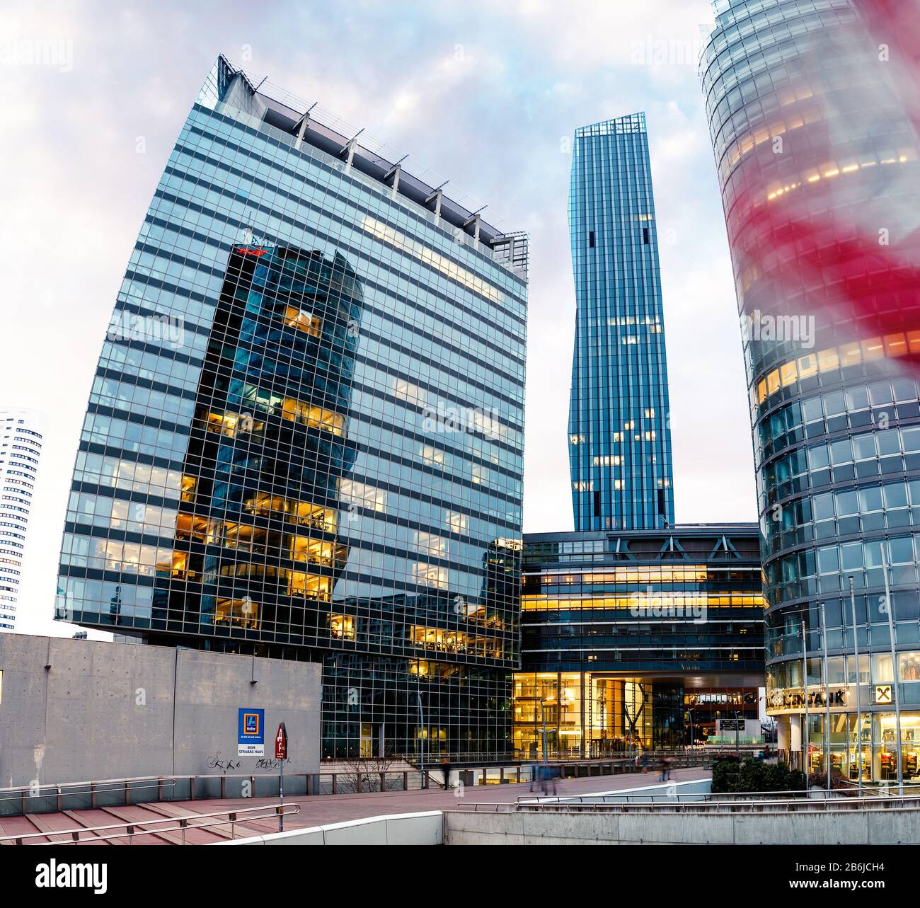 Wien, ÖSTERREICH, 22. MÄRZ 2017: Vienna International Center, VIC oder UNO-City ist ein Komplex mit hohen Wolkenkratzern im Bezirk Donau-City Stockfoto