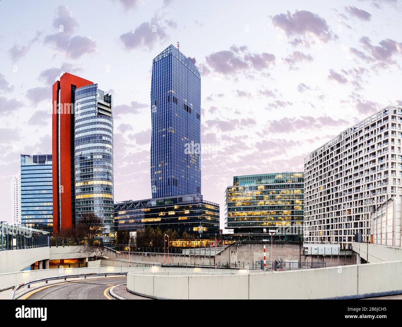 Wien, ÖSTERREICH, 22. MÄRZ 2017: Hohe moderne Wolkenkratzer im Wiener Internationalen Stadtzentrum im 22. Bezirk Stockfoto
