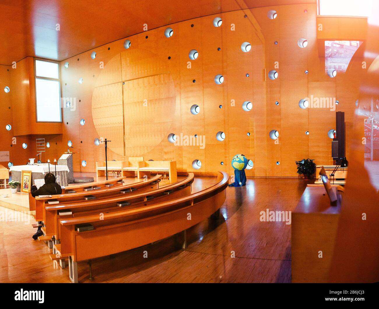 Wien, ÖSTERREICH, 22. MÄRZ 2017: Inneres der Donau-Stadtkirche oder Christus, Hoffnung der Welt in der Nähe des UN-Gebäudes Stockfoto