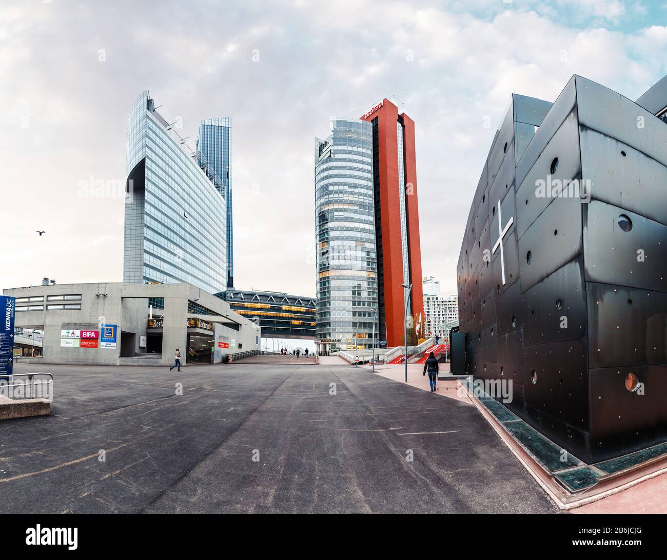 Wien, ÖSTERREICH, 22. MÄRZ 2017: Vienna International Centre, VIC oder UNO-City ist ein Komplex mit hohen Wolkenkratzern mit moderner Kirche Stockfoto