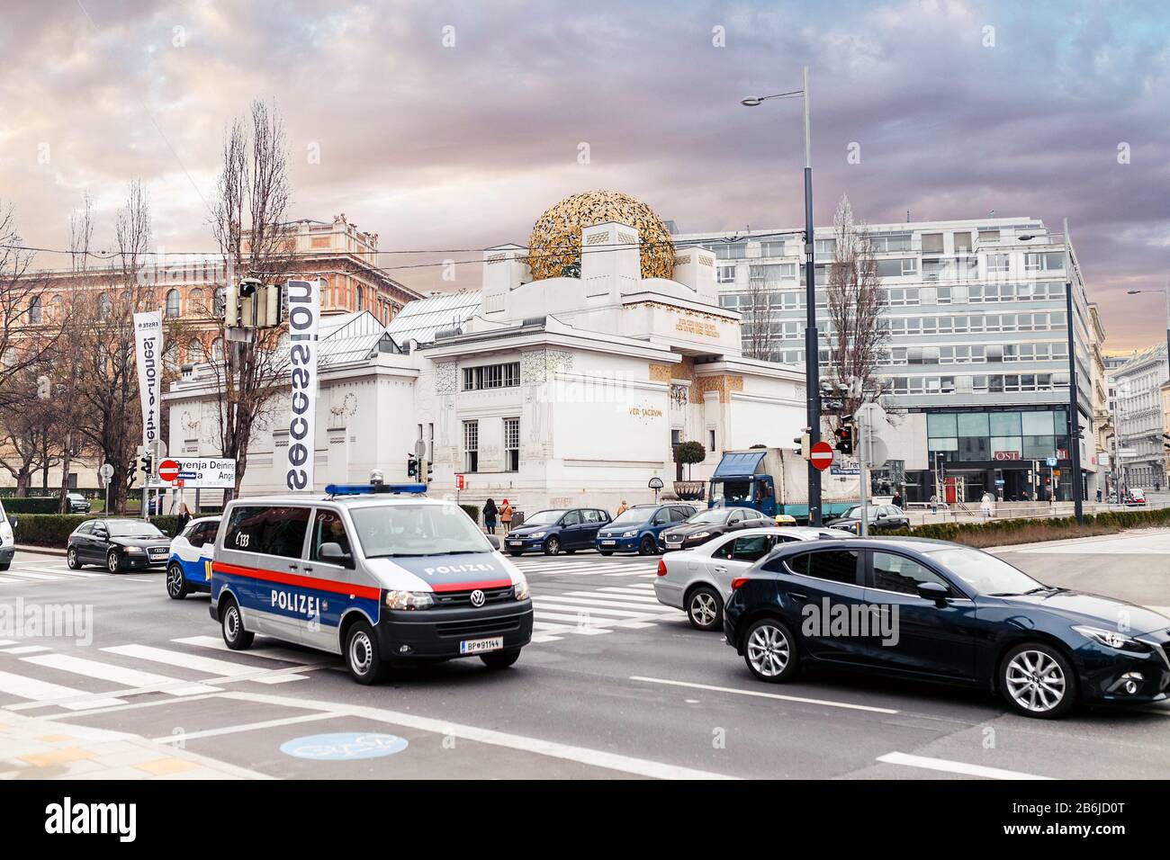 Wien, ÖSTERREICH, 23. MÄRZ 2017: Polizeiwagen Polizei patrouilliert auf den Straßen Wiens. Stockfoto