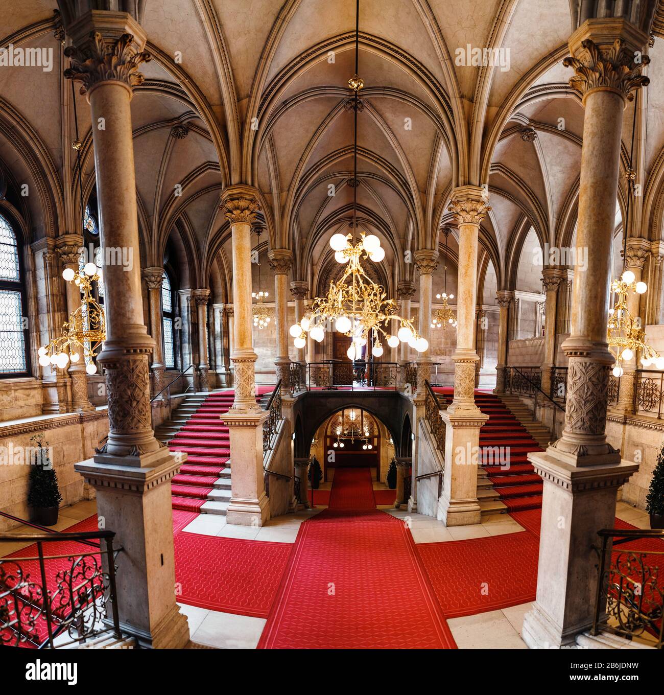 Wien, ÖSTERREICH - 23. MÄRZ 2017: Treppenhaus des Wiener Rathauses oder Rathauses, Panorama-Innenansicht des Wahrzeichen Stockfoto