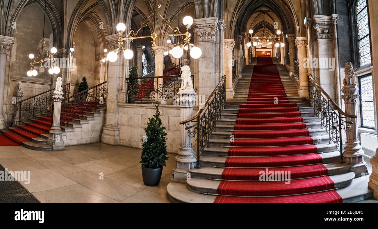 Wien, ÖSTERREICH - 23. MÄRZ 2017: Treppenhaus des Wiener Rathauses oder Rathauses, Panorama-Innenansicht des Wahrzeichen Stockfoto