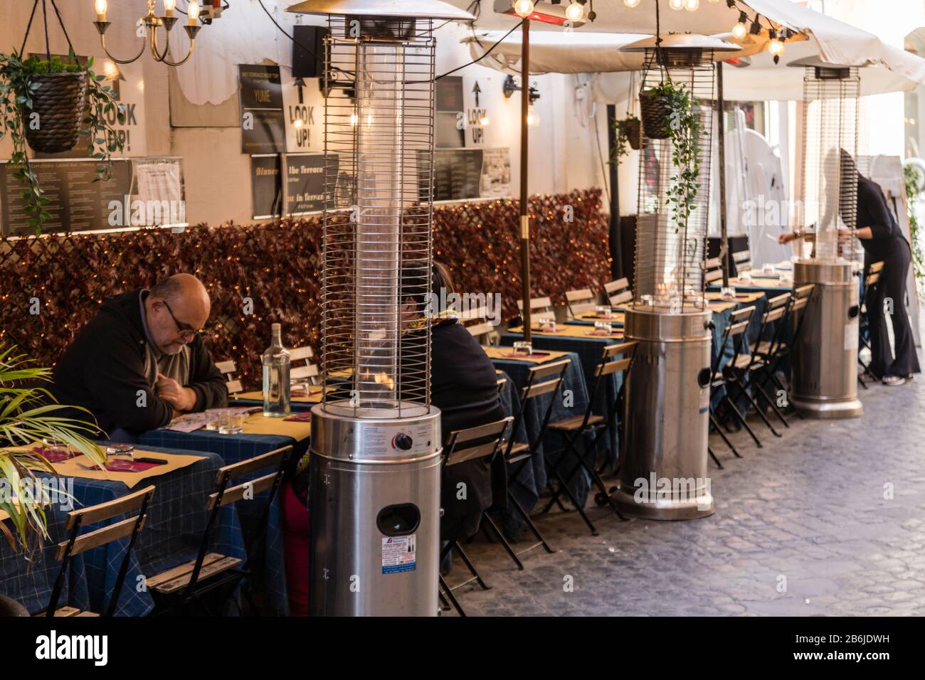 Ein Restaurant mit vielen leeren Tischen, verursacht durch die Auswirkungen des Coronavirus auf den Touristenhandel in Rom, Italien Stockfoto