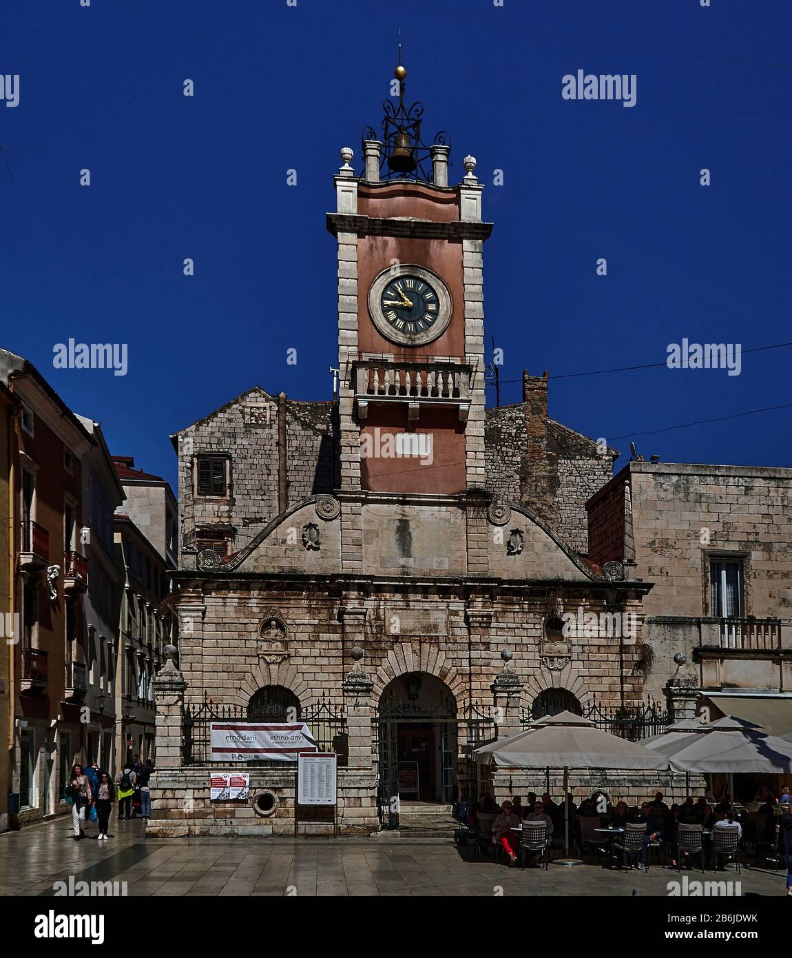 Zadar, Provinz Dalmatien, Kroatien, Zadar ist eine bezaubernde befestigte Stadt, Narodni trg ist das Zentrum des öffentlichen Lebens in Zadar von der Renaissance bis heute. Auf dem Gelände des großen Platzes, der Platea magna, wurden im frühen Mittelalter die Grundmauern städtischer Institutionen gelegt. .im 16. Jahrhundert wurde das Gebäude der Stadtwache (Gradska straža) mit dem Uhrturm der Stadt erbaut. Stockfoto